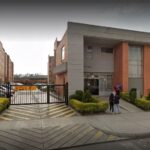 Conjunto residencial moderno con balcones, áreas verdes y seguridad en barrio tranquilo.